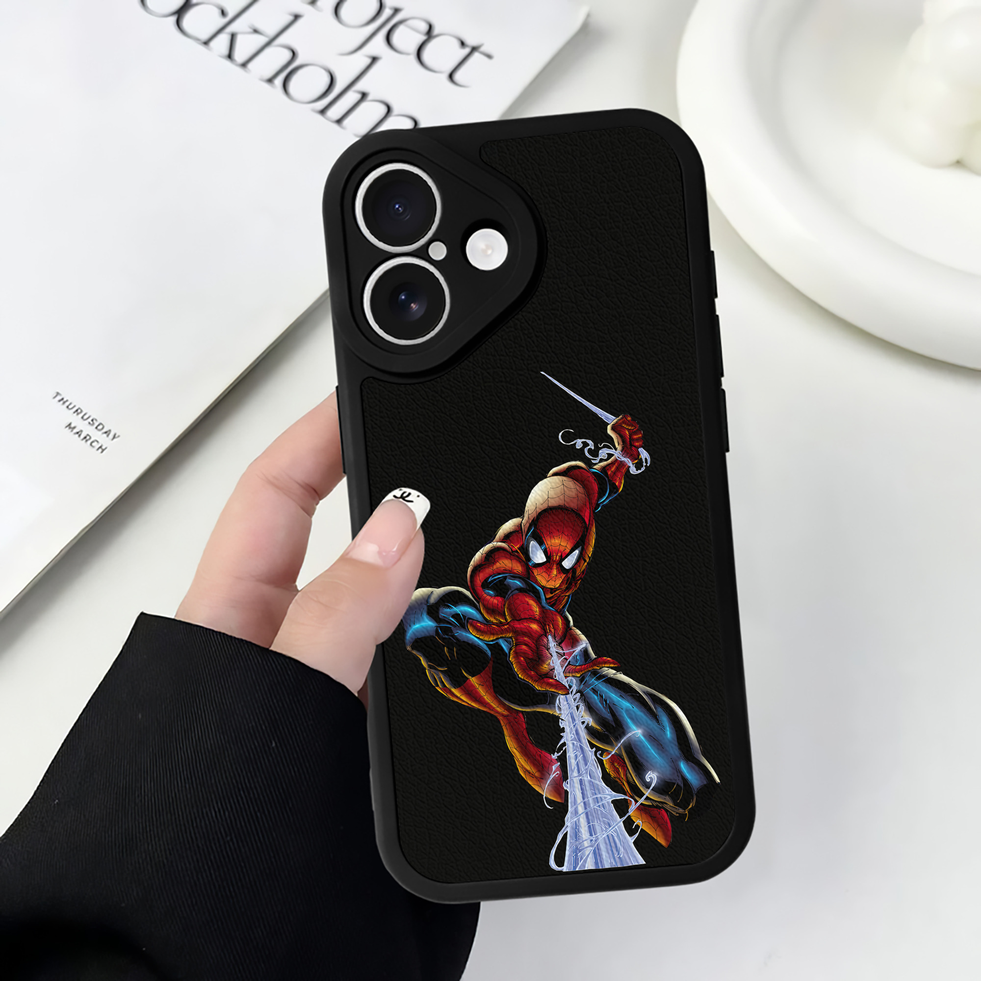 Spider Man スパイダーマン 【iPhone 16シリーズ対応】シリコンスマホケース（レザー調） 材質：シリコン